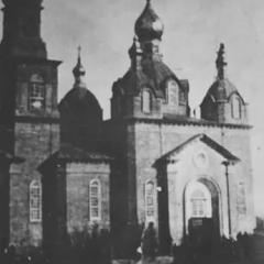 Это наша церковь, разрушенная в 30 годы прошлого века. Из ее камня был построен клуб.